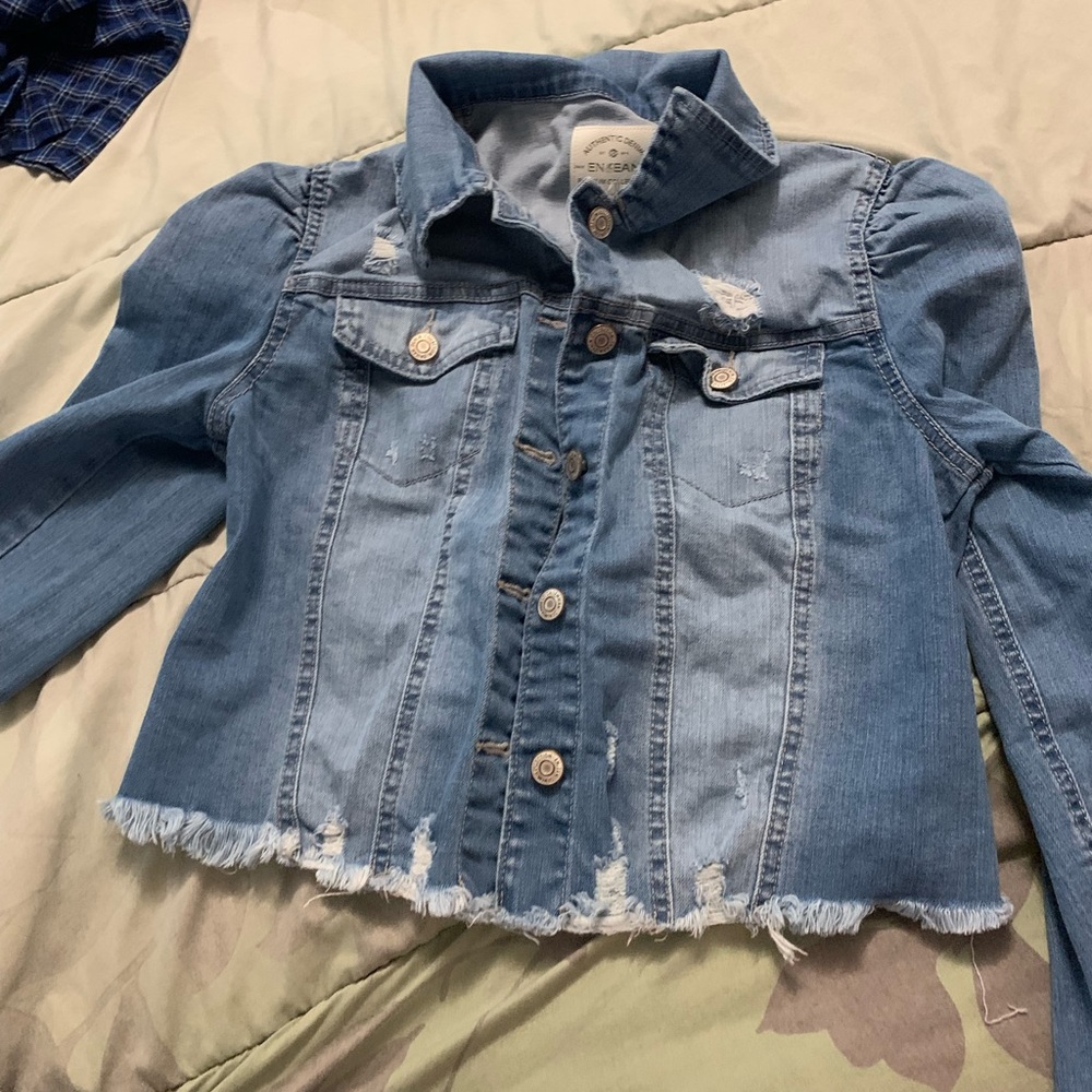 has cute lil rips in the front & in the back